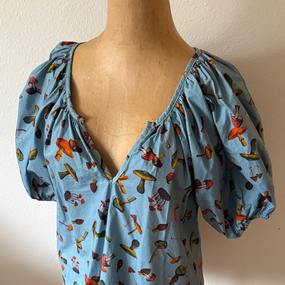 Never A Wallflower sz S Blue Mushroom Print Women's Top great condition - Picture 3 of 9